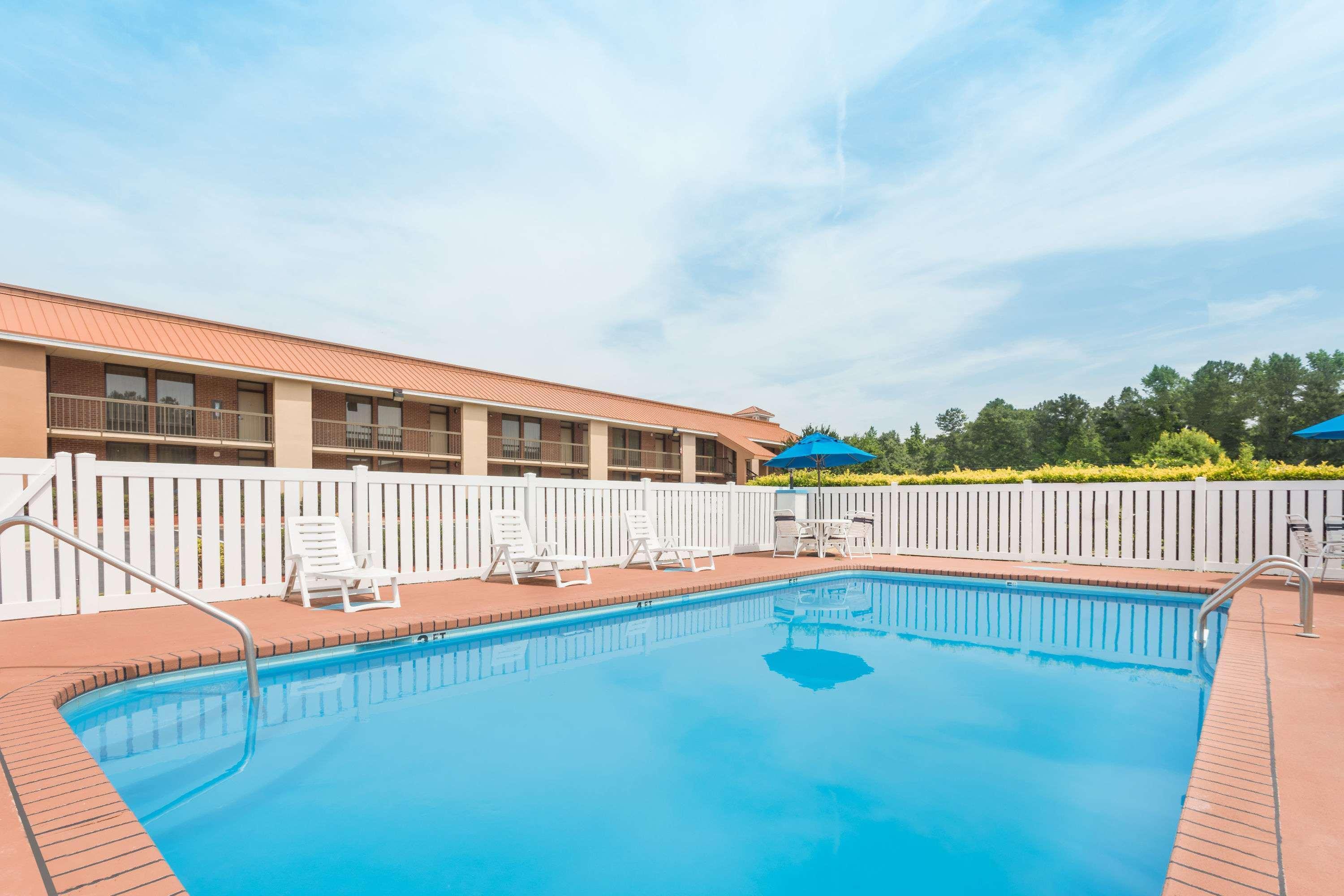 Baymont By Wyndham Rocky Mount I-95 Hotel Exterior photo